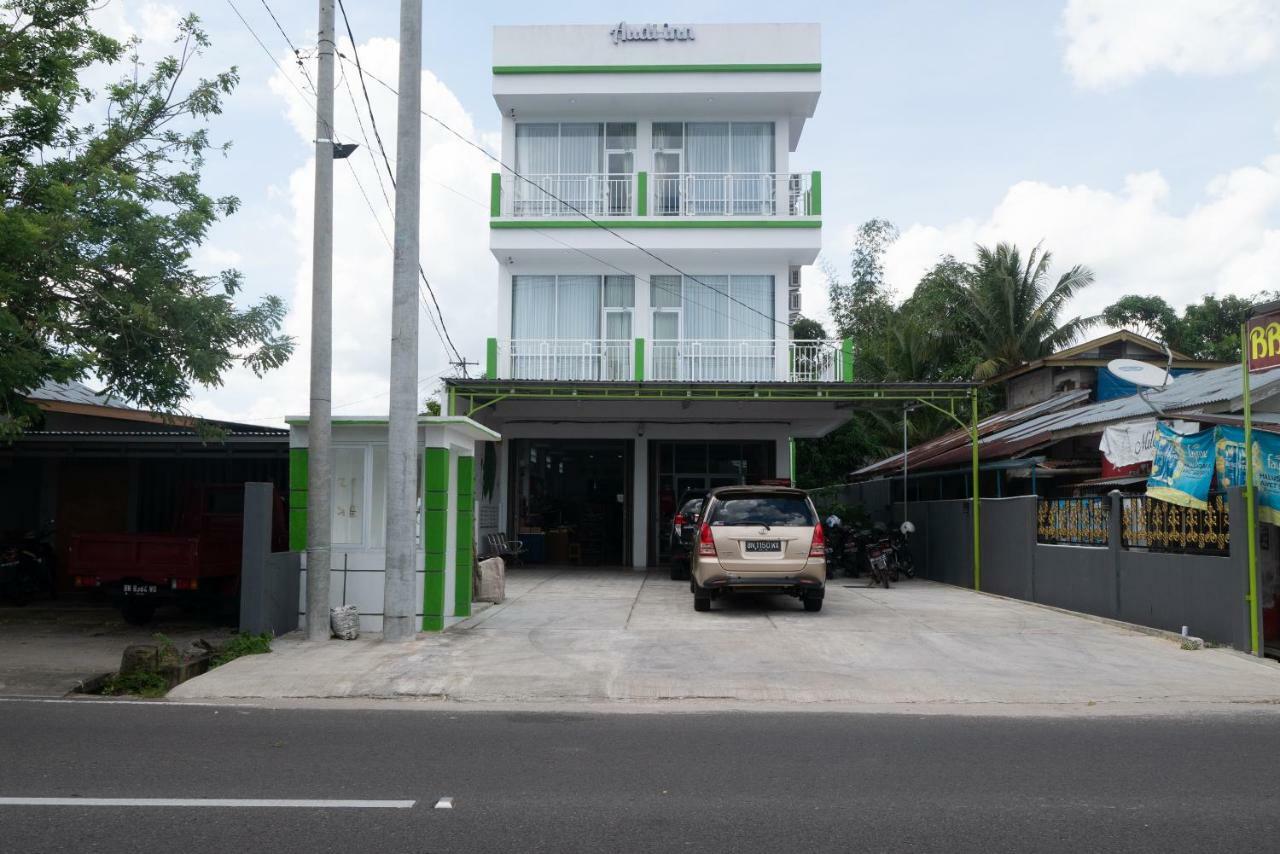 OYO 985 Audi Inn Hotel Tanjung Pandan Exterior foto